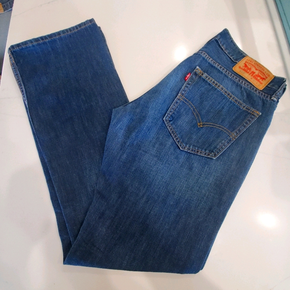Levi's low Rise boot cut jeans.  31x32